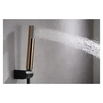 Detalle de acabado y materiales de Grifo monomando de pared para bañera fabricada en latón de acabado negro mate y oro...