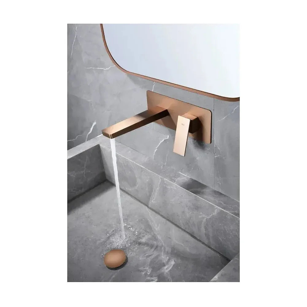 Vista lateral y perspectiva de Grifo monomando empotrado para lavabo hecho de latón con acabado oro rosa cepillado Pisa...