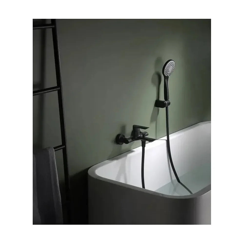 Vista trasera o instalación de Grifo monomando para bañera y ducha fabricada en latón de acabado negro mate Ural de Imex