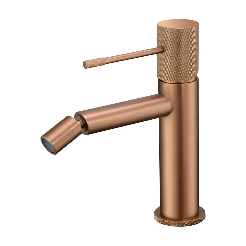 Grifo monomando para bidé fabricado en latón con acabado oro rosa cepillado Line de Imex Imex