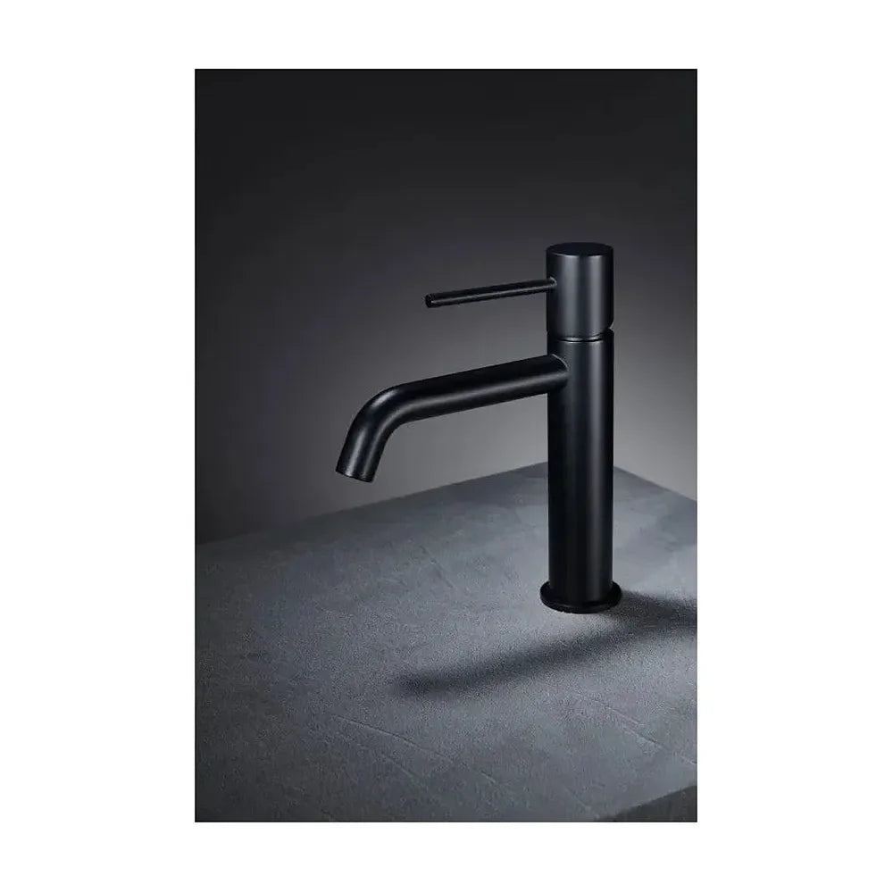 Detalle de acabado y materiales de Grifo monomando para lavabo cartucho de 25 mm fabricado en latón con acabado negro...