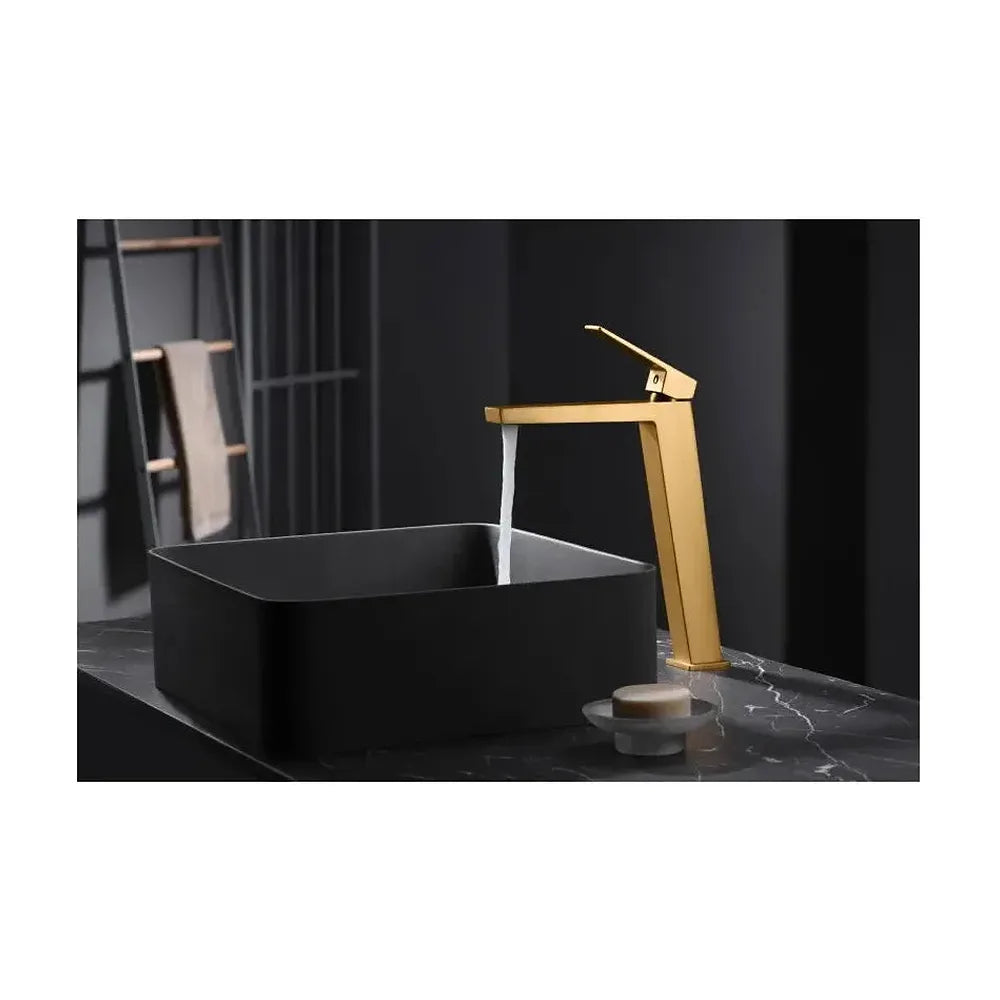 Vista principal de Grifo monomando para lavabo con caño alto hecho de latón con acabado oro cepillado Art de Imex