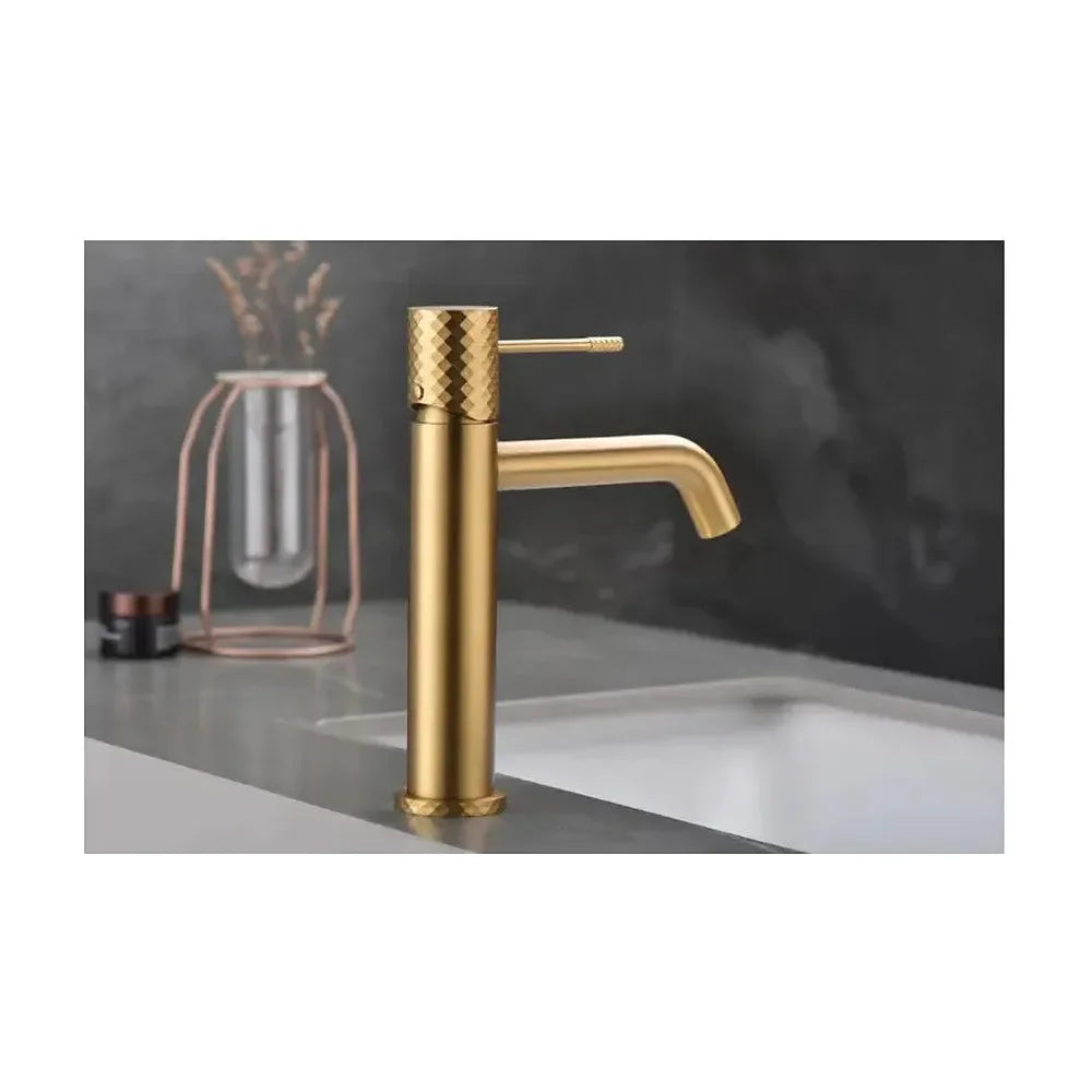 Vista principal de Grifo monomando para lavabo con tecnología cold open hecho de latón con acabado oro cepillado Genova...