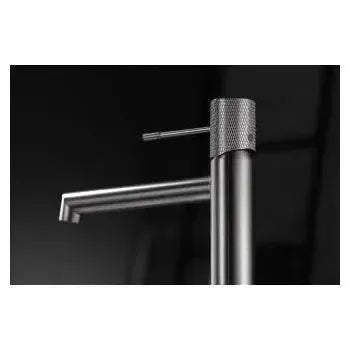 Detalle de acabado y materiales de Grifo monomando para lavabo con un cartucho cerámico de color níquel cepillado Line de...