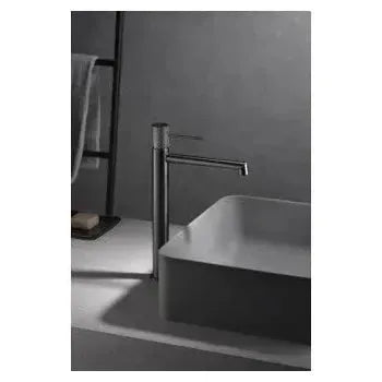 Detalle de acabado y materiales de Grifo monomando para lavabo con un diseño de caño alto en color Black Gun Metal Line...