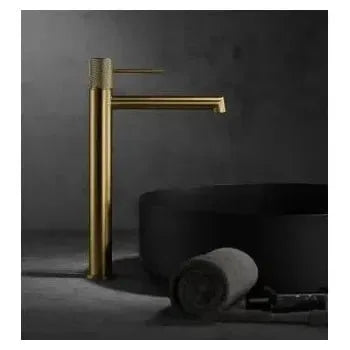 Detalle de acabado y materiales de Grifo monomando para lavabo con un diseño de caño alto en color oro cepillado Line de Imex