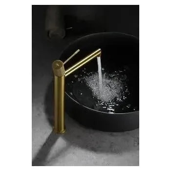Detalle de funcionamiento de Grifo monomando para lavabo con un diseño de caño alto en color oro cepillado Line de Imex