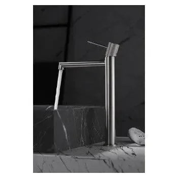 Detalle de acabado y materiales de Grifo monomando para lavabo con un diseño de caño alto de acabado cromado Line de Imex