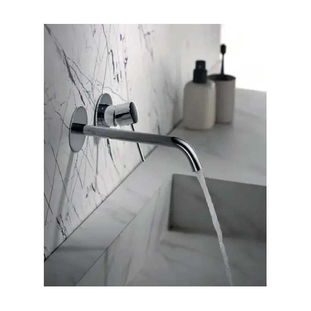 Vista lateral y perspectiva de Grifo monomando para lavabo con un diseño empotrado de acabado cromado stick Milos de Imex