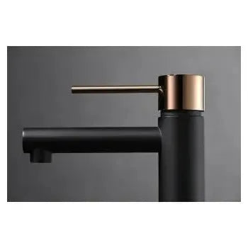 Detalle de acabado y materiales de Grifo monomando para lavabo fabricado en latón con discos de cerámica en color negro y...