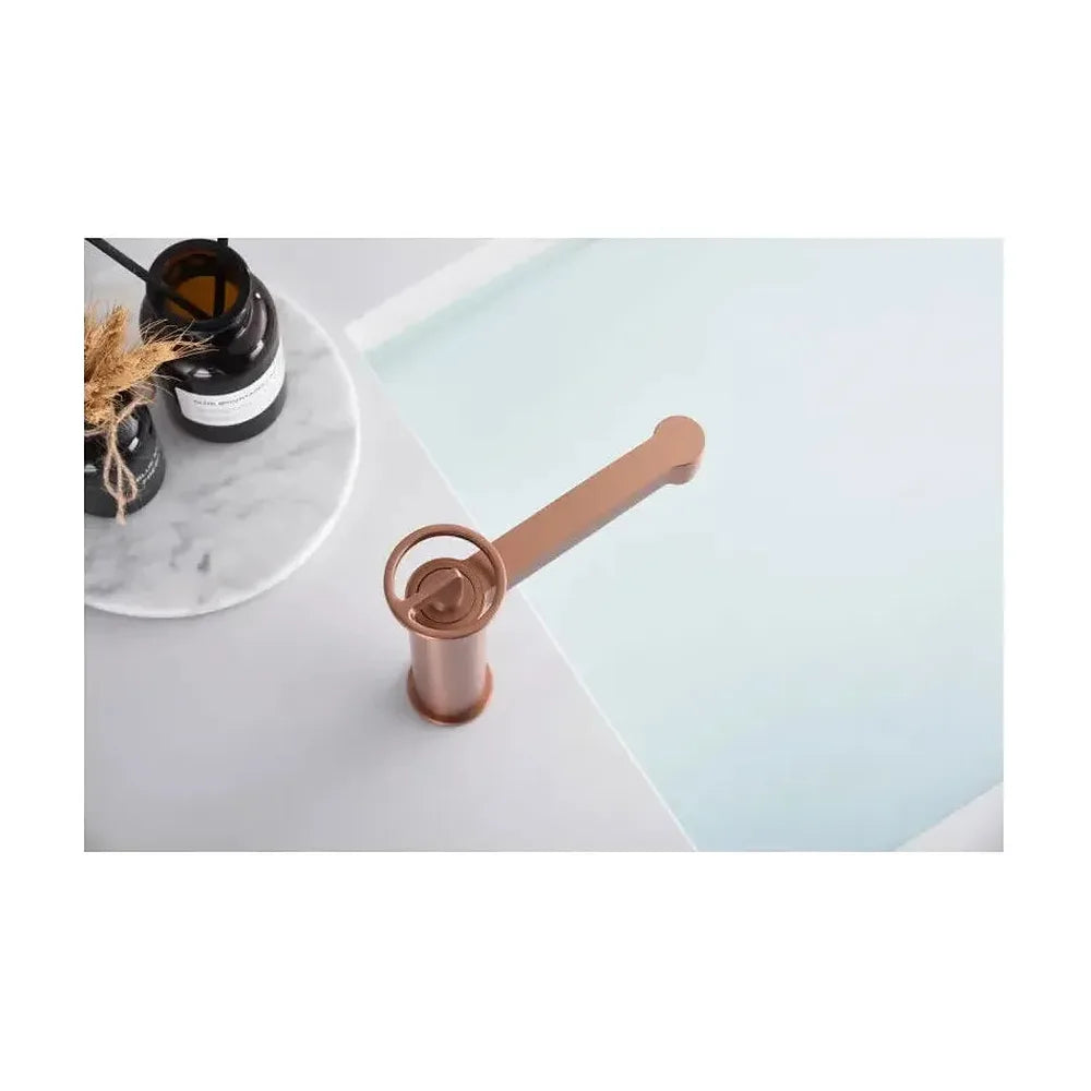 Vista principal de Grifo monomando para lavabo fabricado en latón con acabado oro rosa cepillado Olimpo de Imex