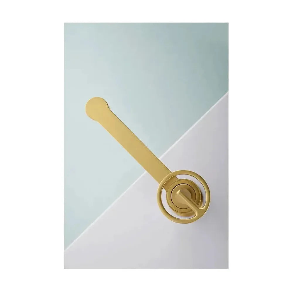 Vista principal de Grifo monomando para lavabo fabricado en latón con acabado oro cepillado Olimpo de Imex