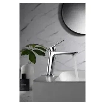 Detalle de acabado y materiales de Grifo monomando para lavabo fabricado en latón cromado con un cartucho cerámico...