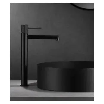 Vista lateral y perspectiva de Grifo monomando para lavabo sobre encimera de caño alto en color negro mate Line de Imex