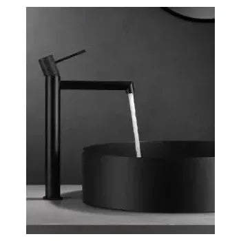 Detalle de acabado y materiales de Grifo monomando para lavabo sobre encimera de caño alto en color negro mate Line de Imex
