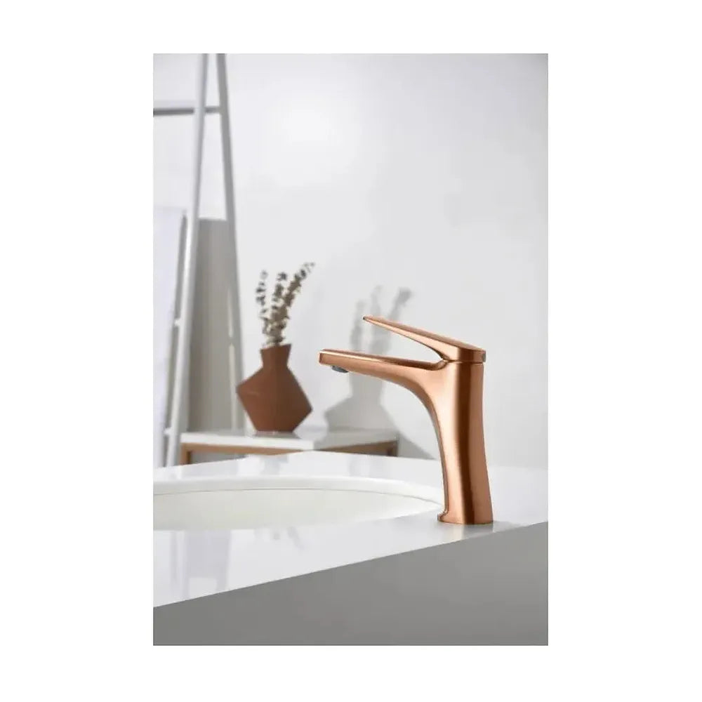 Vista lateral y perspectiva de Grifo monomando sobre repisa para lavabo fabricado en latón con acabado oro rosa cepillado...