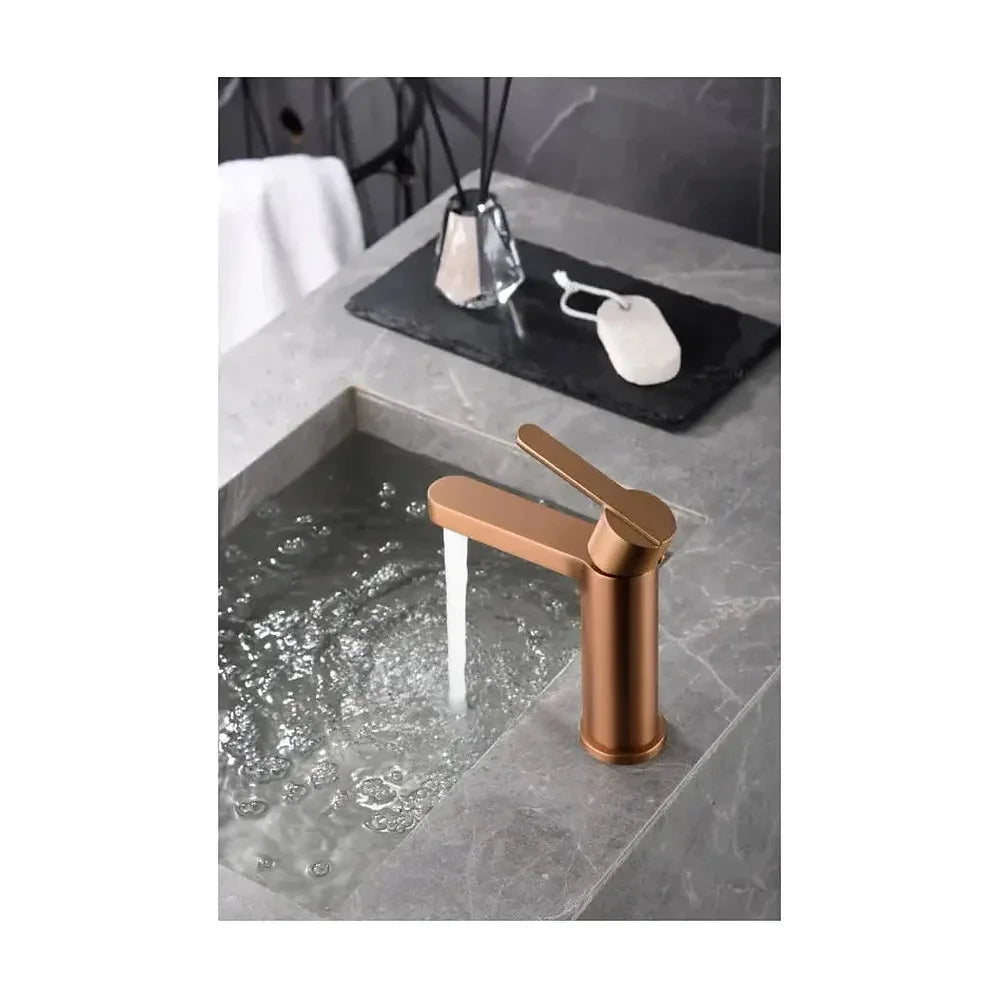 Vista principal de Grifo monomando sobre repisa para lavabo hecho de latón con acabado oro rosa cepillado Roma de Imex