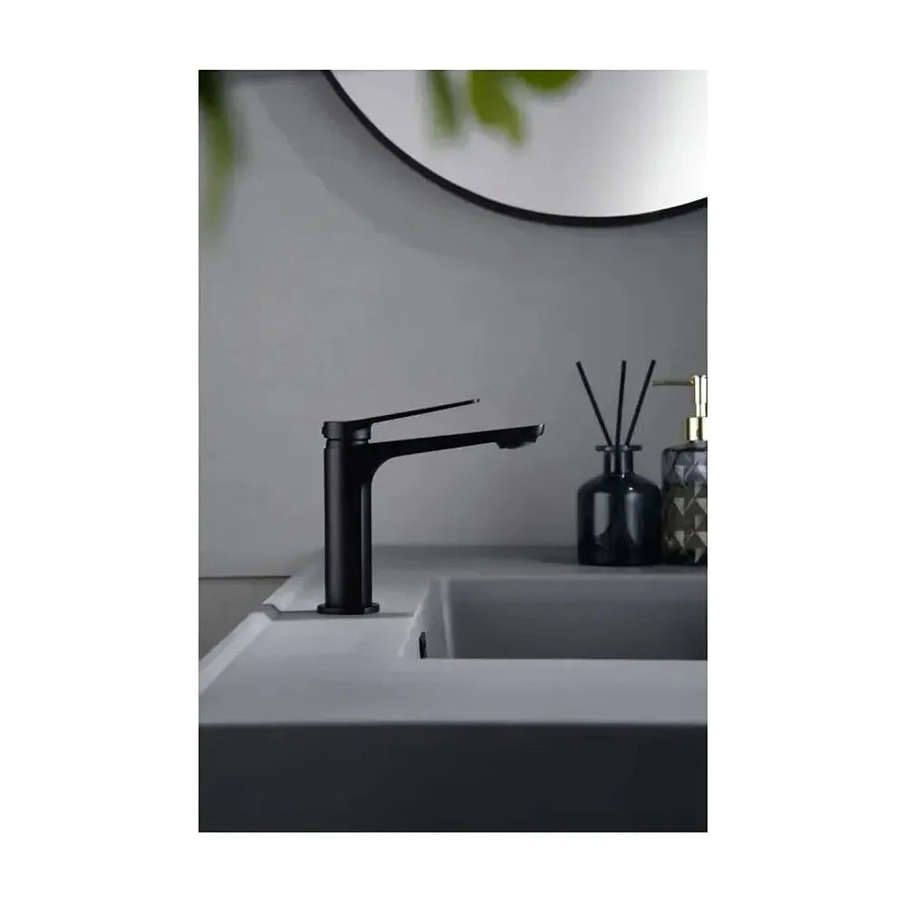 Vista principal de Grifo monomando sobre repisa para lavabo hecho de latón con acabado negro mate Napoles de Imex
