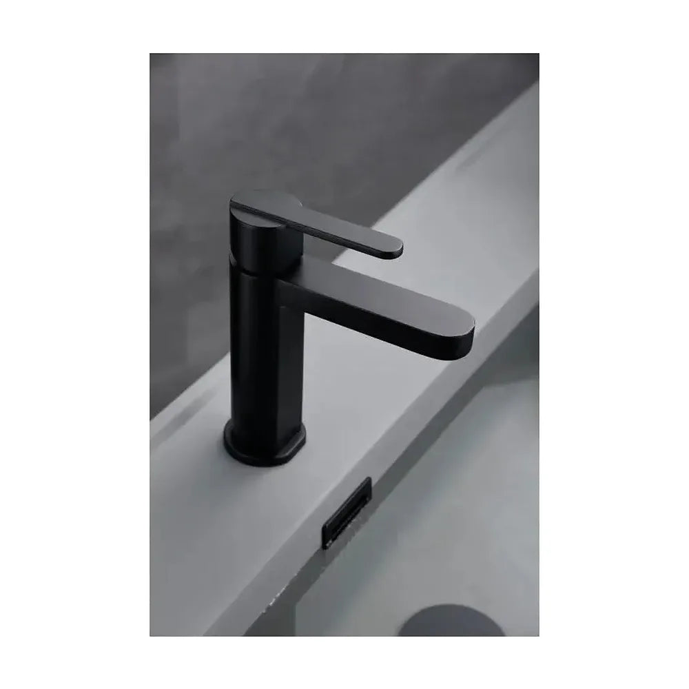 Vista principal de Grifo monomando sobre repisa para lavabo hecho de latón con acabado negro mate Roma de Imex