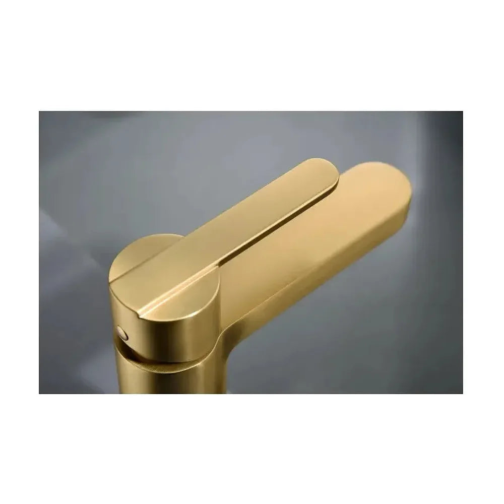 Vista principal de Grifo monomando sobre repisa para lavabo de latón con acabado oro cepillado Roma de Imex