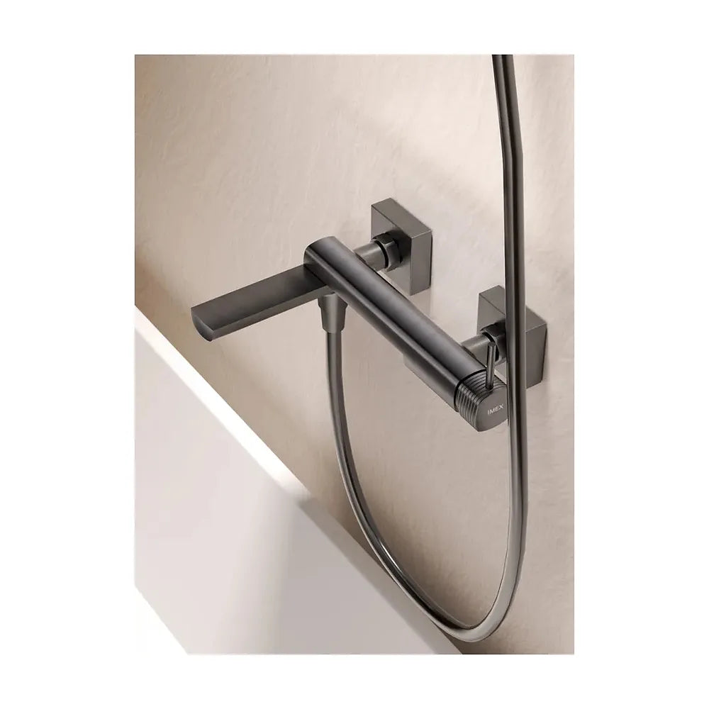 Detalle del cabezal o conexiones de Kit baño/ducha monomando Firenze negro mate Imex