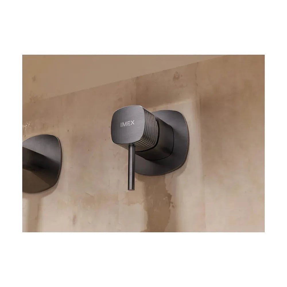 Vista en conjunto ambientada de Monomando empotrado lavabo Firenze black gun metal Imex