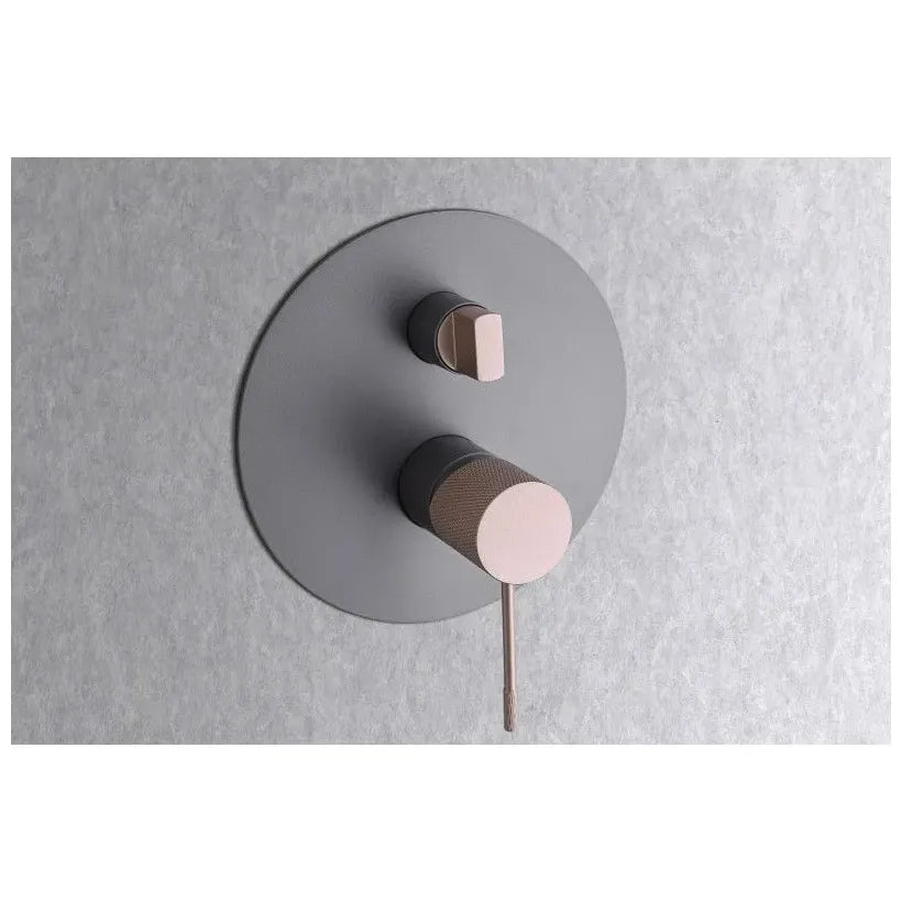 imex_line_gpq038_gc_conjunto_elegante_para_ducha_con_un_diseno_empotrado_de_color_gris_mate_y_champagne_top_2
