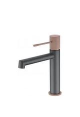 Grifo con un diseño de monomando para lavabo de color gris mate y champagne Line de Imex
