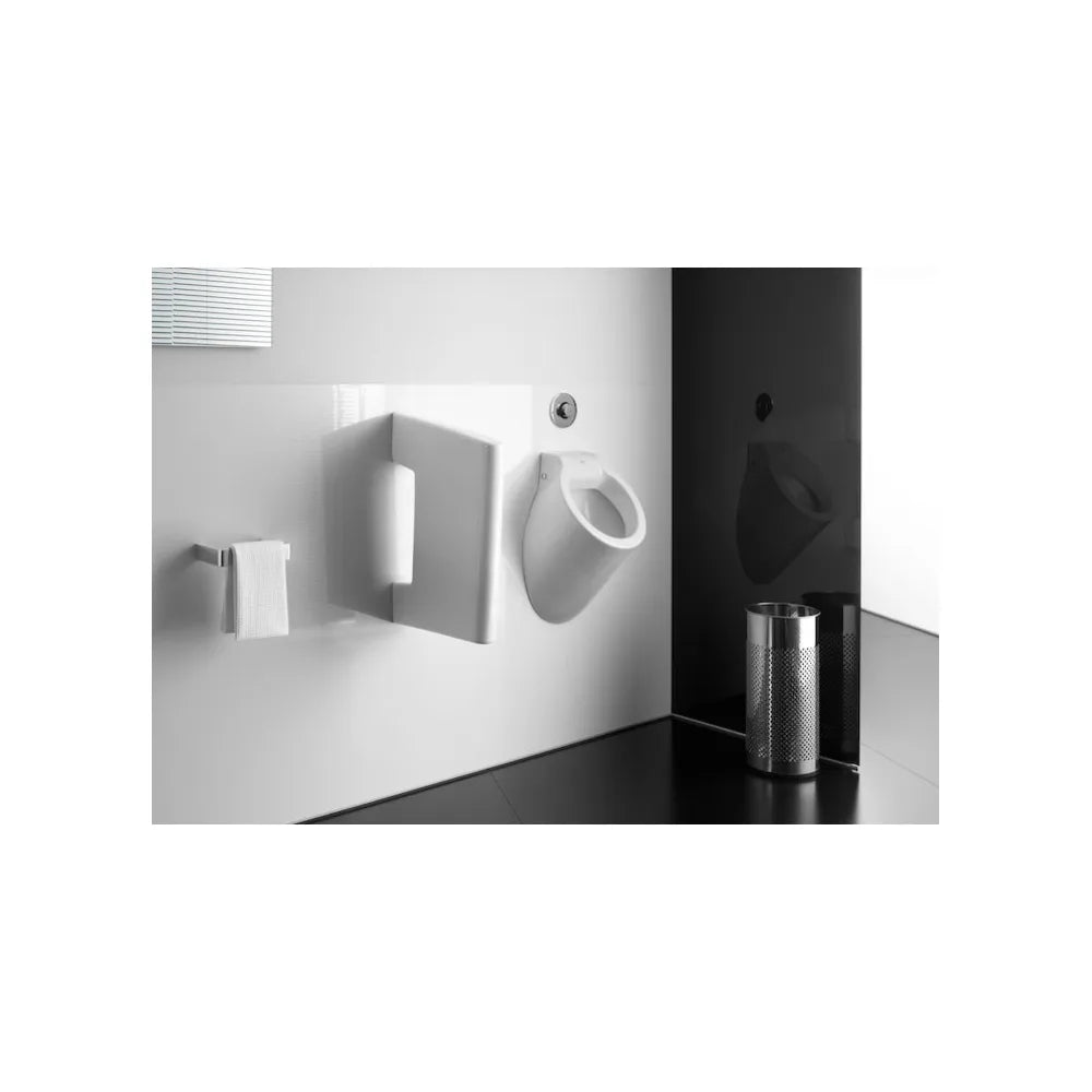 Urinario de entrada posterior con tapa de 34 cm fabricado en porcelana de color blanco Spun Roca - Vista 2