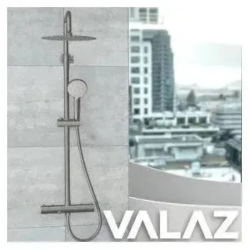Vista principal de Columna de ducha termostática con grifo para bañera y alcachofa de mano en acero cepillado Ebro de Valaz