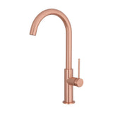 Grifo de cocina monomando con caño giratorio en oro rosa cepillado Flumen de Valaz