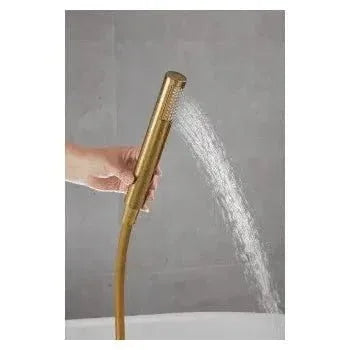 Detalle de acabado y materiales de Grifo exento para bañera redondo en latón dorado cepillado Ebro de Valaz
